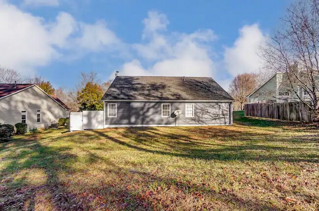 Fully Furnished Ranch home in Steele Creek. - Fully Furnished Ranch home in Steele Creek.