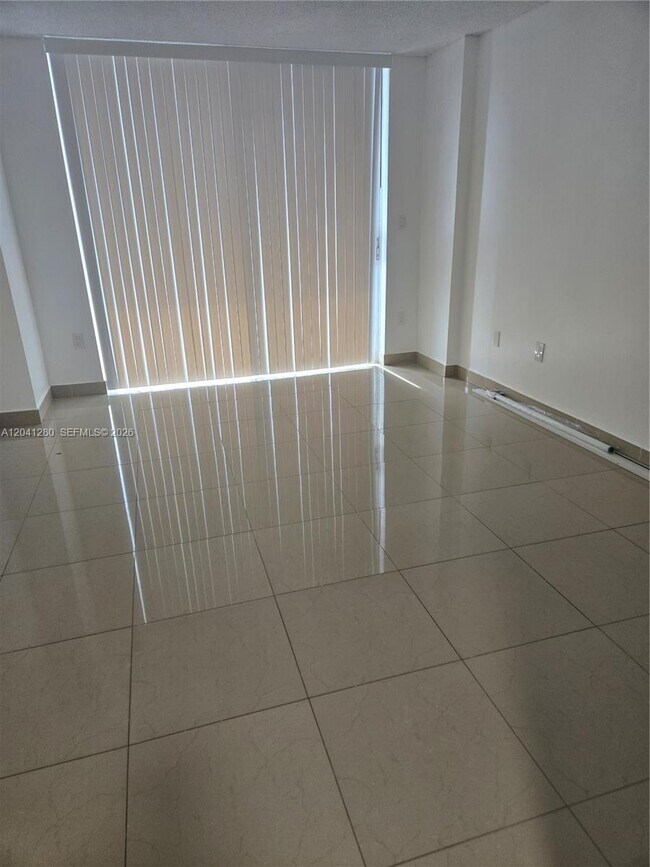 Photo - 4675 W 18th Ct Unidad 606