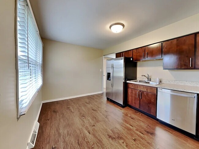 Photo - 544 Germaine Ln