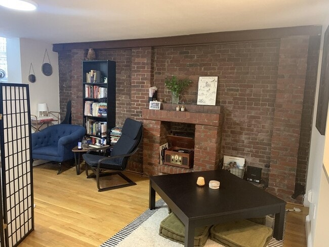 Building Photo - 265 Newbury St Unit 1