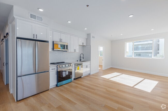 2BR, 2BA - 850SF - Kitchen