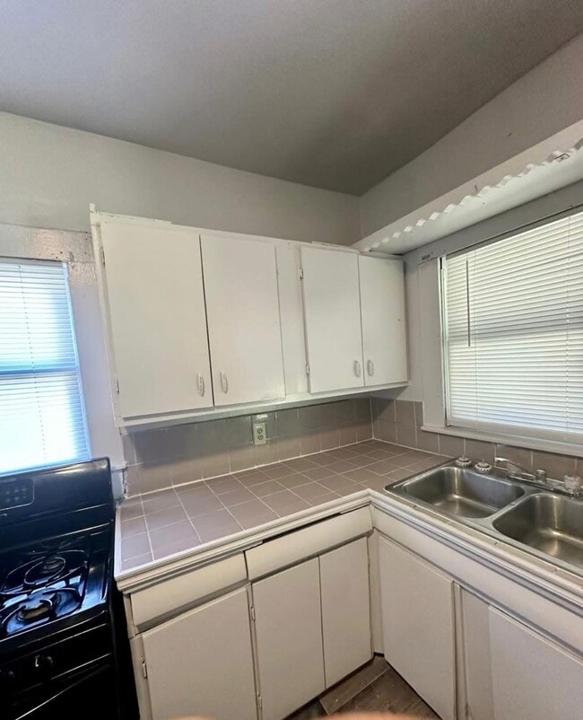 Photo - 1421 E 2nd St