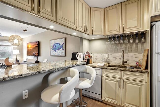 Photo - 540 SE 2nd Ave Unit J7