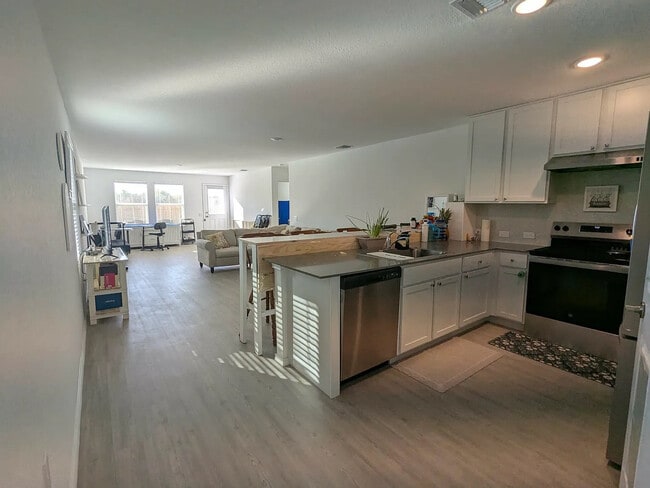 Photo - Room in House on Repeating Wy