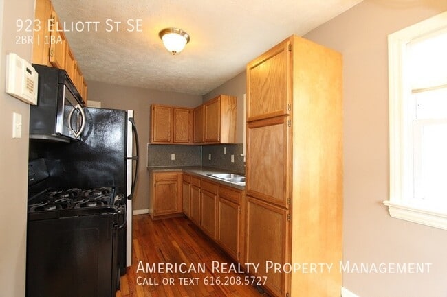 Photo - 923 Elliott St SE