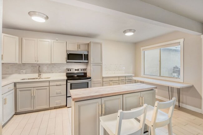 Photo - Upgraded 1 Bedroom Condo Near Freeway with Community Pool