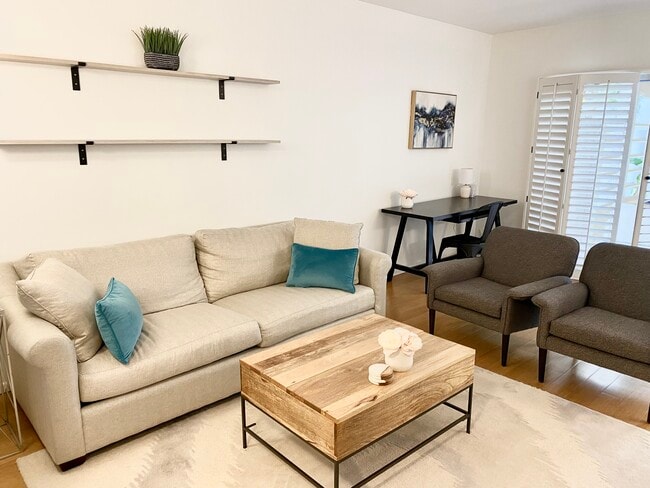 Sofá, escritorio y sillas para sala de estar. - 1131 Alta Loma Rd Unidad 123