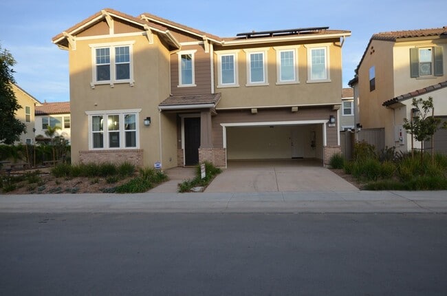 Building Photo - 4BD+Loft/3Bathrooms, Sea Glass Blue Strand