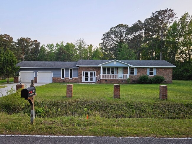 Building Photo - Beautiful renovated 3 bed, 1.5 bath unfurnished home located in Hampstead