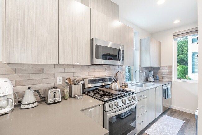 Photo - 9413 Roosevelt Way NE Unit SI ID1035915P