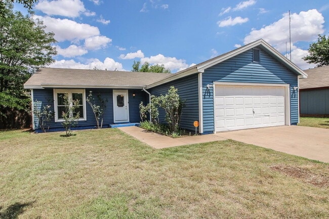 Building Photo - "Charming 3-Bed with 2 Full Baths in Lubbo...