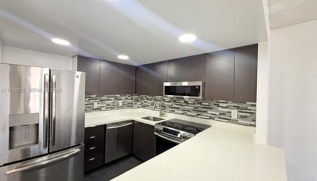 Building Photo - 16950 W Dixie Hwy Unit 330