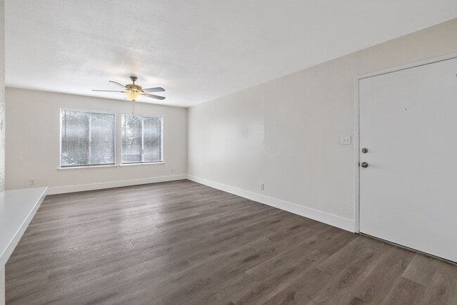 Photo - Downstairs 2 bed, 1 bath newly remolded unit coming soon!! Unidad 3549-2