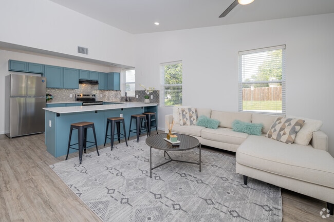 Interior Photo - 1100-1110 E Hurd St Rental