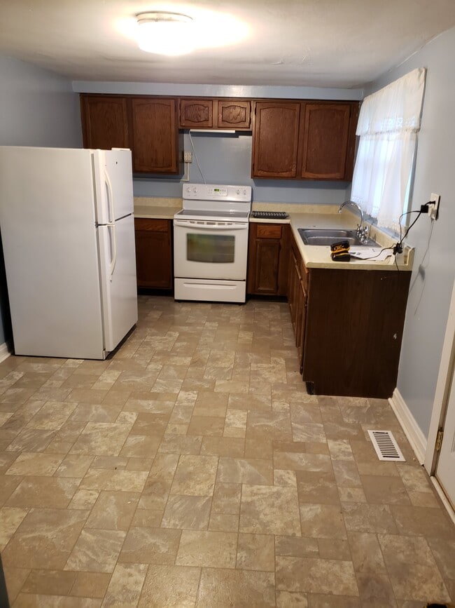Building Photo - 1425 W 10th St Rental