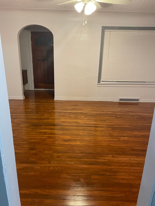 Sala de estar 3 - 812 N Linn St