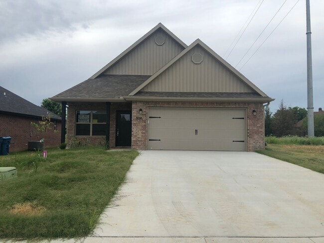 Building Photo - BEAUTIFUL BENTONVILLE HOME - LARGE FENCED IN YARD - GREAT LOCATION
