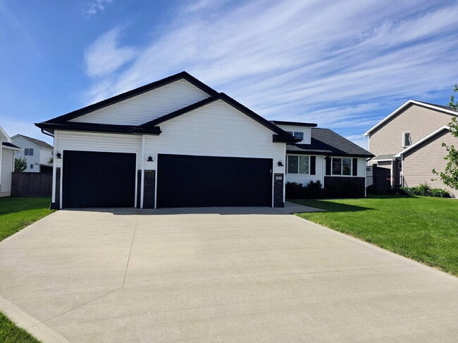 Building Photo - 701 Bradford Dr