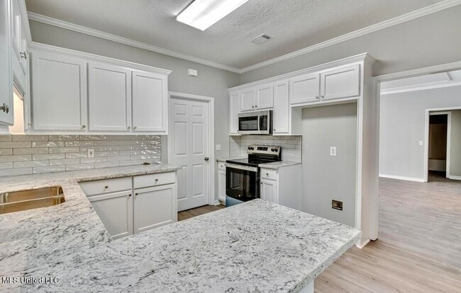 Photo - 301 White Oak Dr