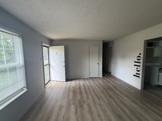 Photo - 905 Maple Dr