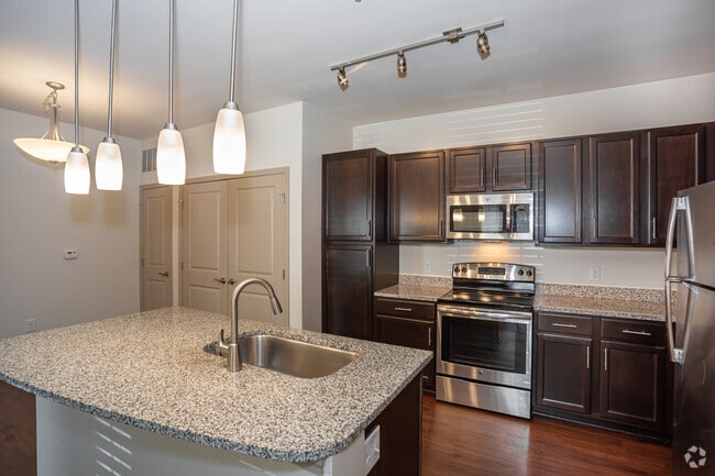 1BR, 1BA - 781 SF