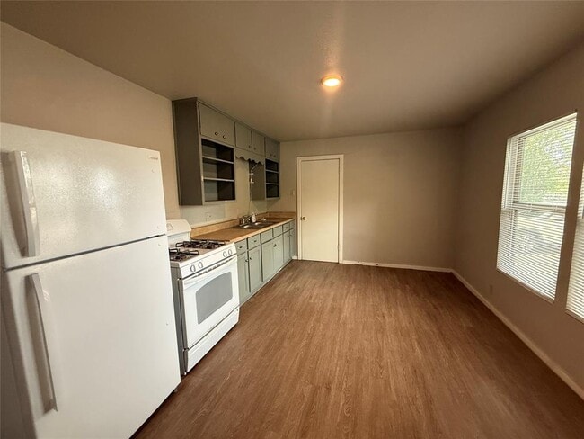 Photo - 300 Mill St