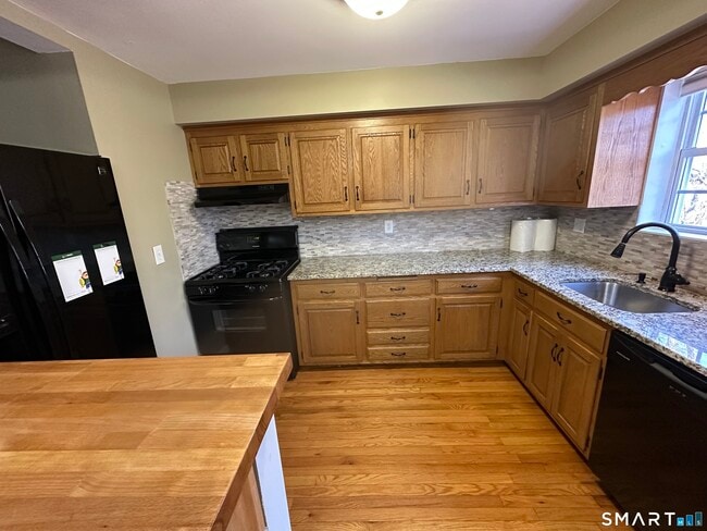 Photo - 1693 Litchfield Turnpike