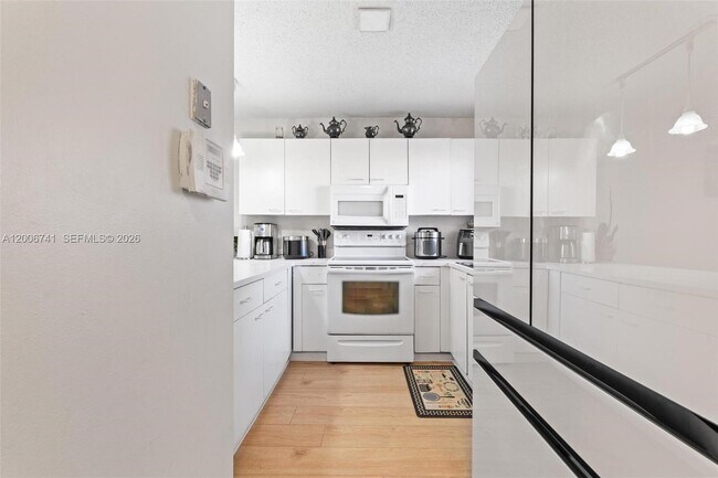 Photo - 6235 SW Kendale Lakes Cir Unit 247