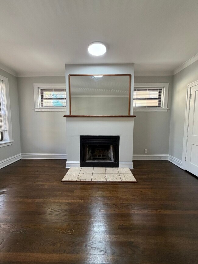 Photo - 635 W Roscoe St