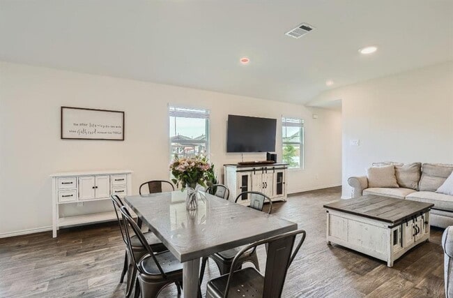 Photo - 259 Levi Lndg