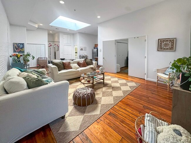 Building Photo - 1426 Willow Ave Unit 3A