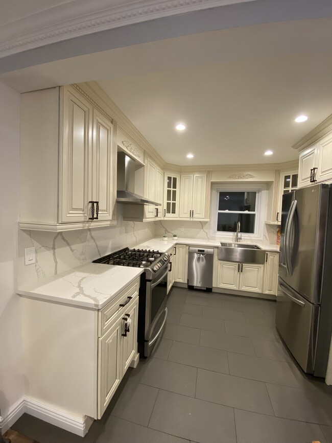 Quartz kitchen counters - 3217 152nd St House