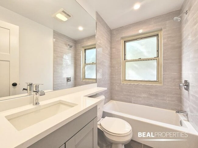 Building Photo - 1 bedroom in CHICAGO IL 60657 Unit 202 Rental