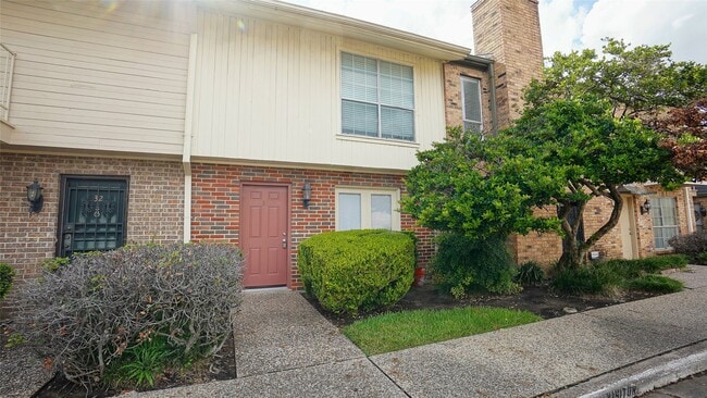 Building Photo - 6111 Beverly Hill St Unit 31