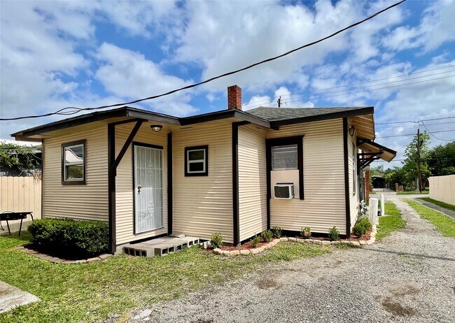 Photo - 6912 Avenue C