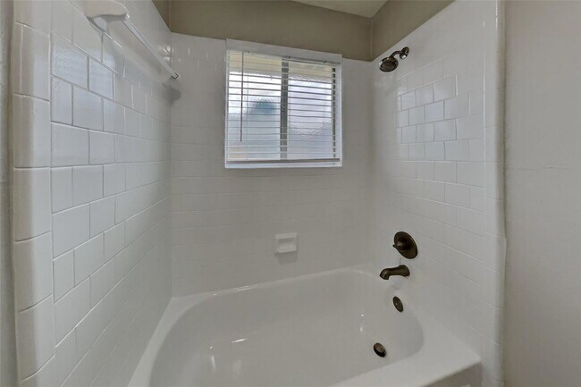 Photo - Kings Creek Trail, Missouri City, TX 77459 - 4 BR 2.5 BA single-family home