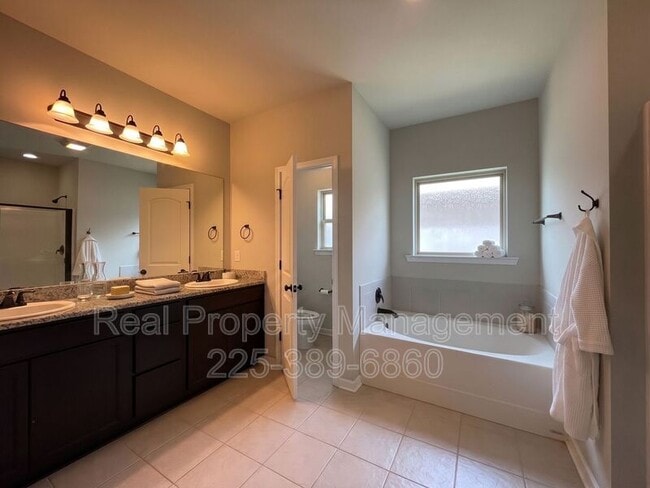 Photo - 1870 Oakwood Dr
