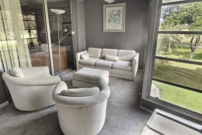 Building Photo - 3900 Oaks Clubhouse Dr Unit 11205