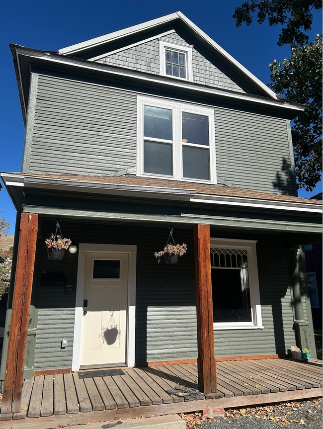 Building Photo - Stunning Remodeled 4 BR in North Missoula