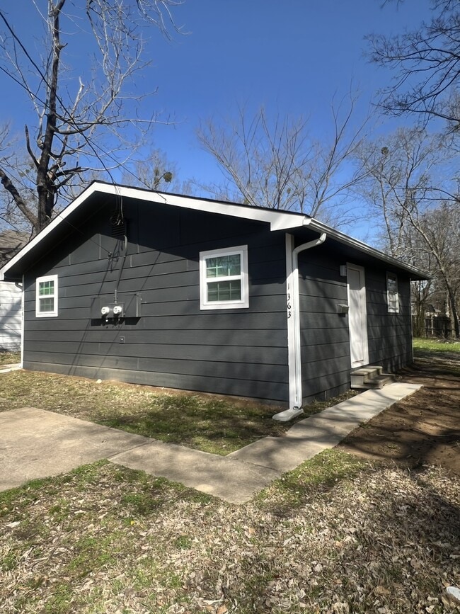 Building Photo - 1363 E Price St