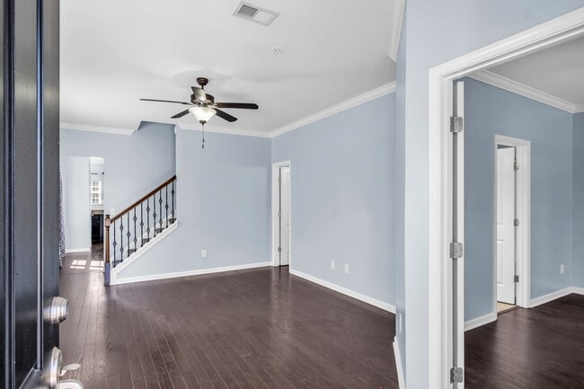 Photo - 2031 Hemlock Dr
