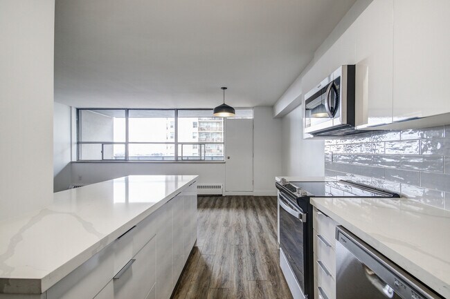 Photo - 370 Ridelle Ave