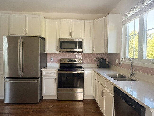 Photo - 330 Hemlock Cir
