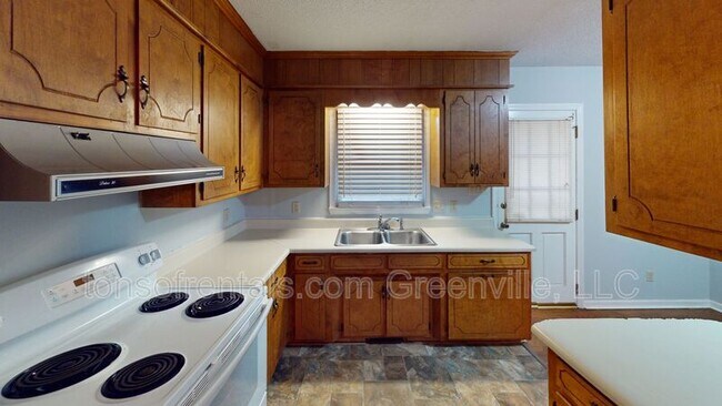 Photo - 100 Pinebrook Rd