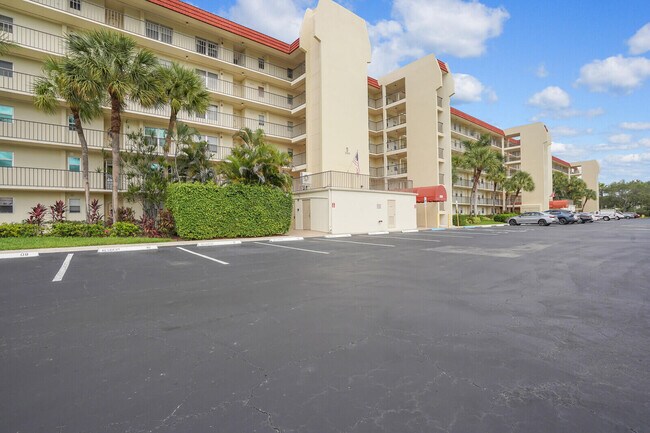 Building Photo - 3959 Via Poinciana Unit 503