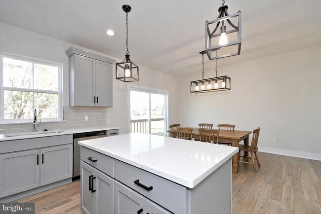 Photo - 51 E Clymer Ave