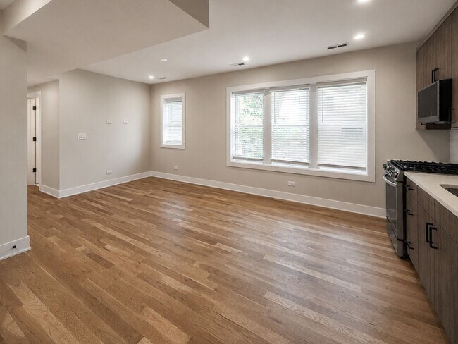 3338 N Sheffield Ave Unit 4