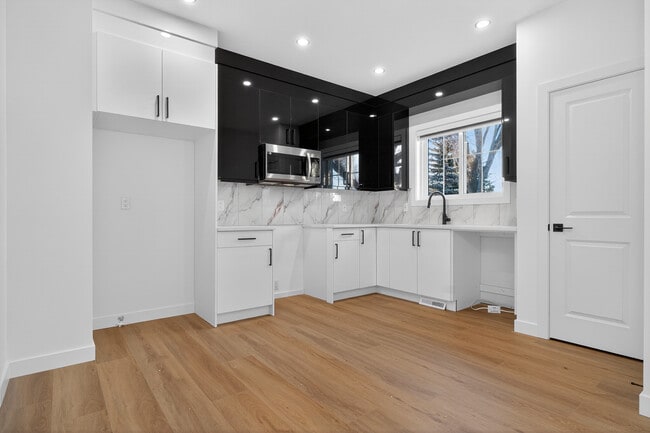 Building Photo - 13538-110A 110a Ave NW Unit 1