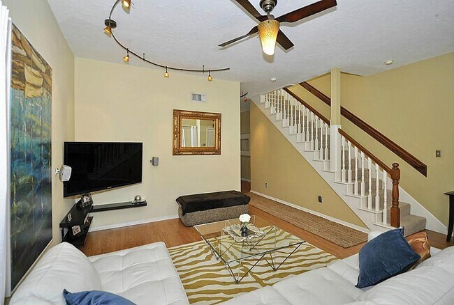 Photo - 543 W 16th St Casa