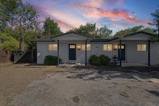 Building Photo - 1304 Falcon Cv Unit B